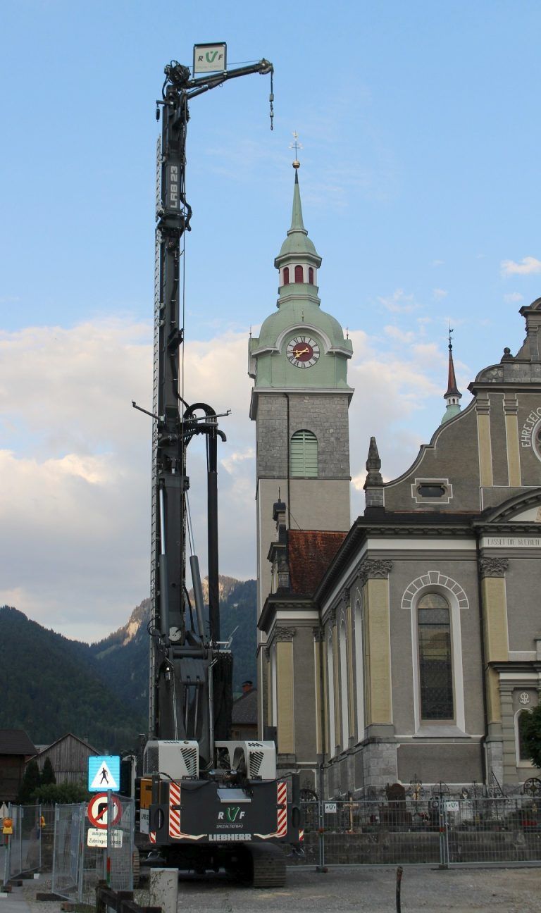 Die vorübergehende Unterbringung von Gemeindeverwaltung und Kindergarten im ehemaligen Elastisana-Gebäude ermöglicht einen reibungslosen Betrieb während des Bauprojekts und spart Kosten ein.