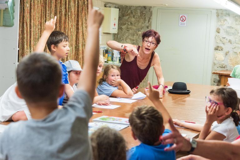 Die Volksschülerinnen und -schüler haben beim Sprachbasteln mit Susa Hämmerle großen Spaß. VN/Stiplovsek