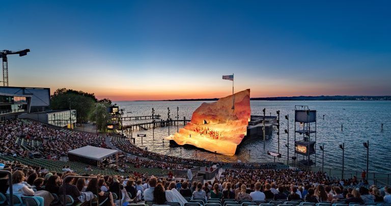 Die Bregenzer Festspielbühne könnte zur Kletterwand für die WM 2026 umfunktioniert werden.V<span class="copyright">VN/stiplovsek</span>