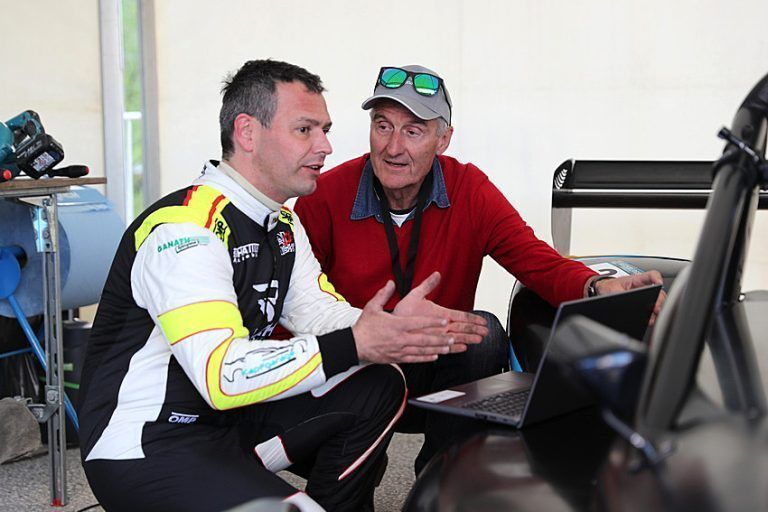 <p class="caption">Für VN-Motorsport-Experte Hermann Bischof öffnete Lampert seinen Laptop.<span class="media-container dcx_media_rtab" data-dcx_media_config="{}" data-dcx_media_type="rtab"> </span><span class="marker">VN</span></p>