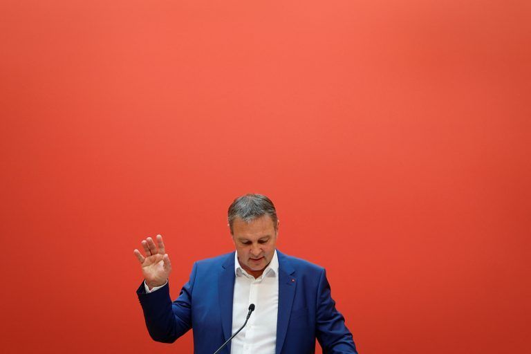 Andreas Babler nimmt seine Wahl zum Parteichef an: Seine Siegesrede konnte er nicht auf dem Parteitag halten, er musste auf eine Pressekonferenz warten. <span class="copyright">REUTERS/Lisa Leutner</span>