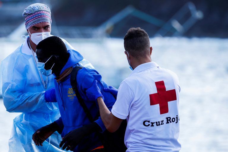 Retter helfen einem Migranten aus einem Boot der spanischen Küstenwache im Hafen von Arguineguin auf Gran Canaria. Reuters