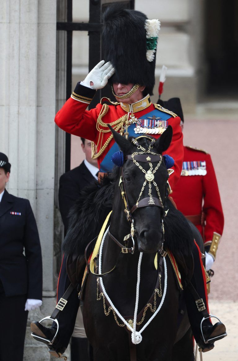 König Charles III. hoch zu Ross.