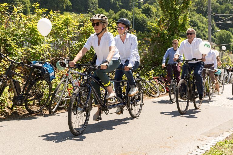 Ministerin Gewessler war im Rahmen der Eröffnung der Pipeline am Sonntag gemeinsam mit Landesrat Daniel Zadra mit dem Fahrrad unterwegs. <span class="copyright">VN/Stiplovsek</span>