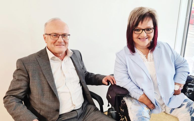 Marianne Hengl setzt sich als Obfrau des Vereins RollOn für Menschen mit Beeinträchtigung ein. In ihrem neuen Teil der Serie "LICHTblicke" begrüßt sie Reinhard Haller.<span class="copyright"> A<span style="color: rgba(111, 111, 111, var(--tw-text-opacity)); font-size: 0.75rem; text-transform: uppercase; font-style: italic;">ndrea Lindner</span></span>
