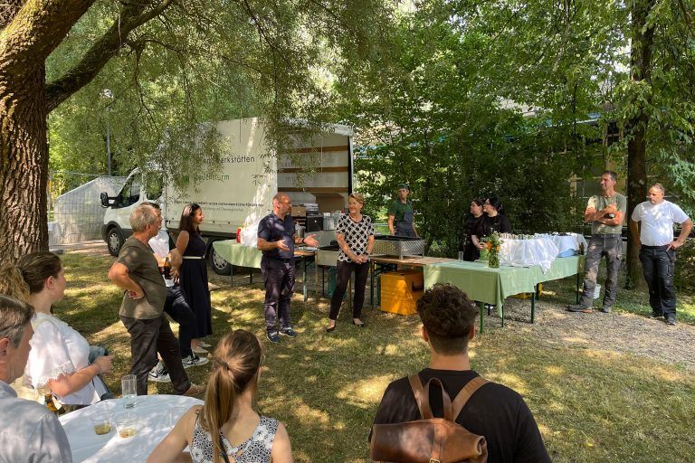 Architekt Johannes Kaufmann spricht beim Richtfest.