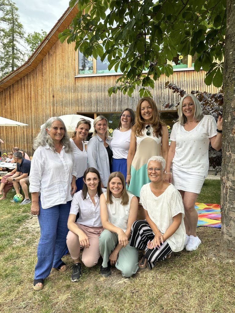 Die aktuellen Betreuerinnen der Kinderbetreuung mit Bettina Beer, Sonja Kohler (eine der zwei Mitbegründerinnen) und Evelin Thurnher (Stadt Dornbirn).