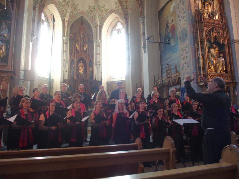 Der Bregenzer Kammerchor mit Hubert Herburger und dem Organisten Michael Schwärzler in der Pfarrkirche St. Sebastian. <span class="copyright">  Fritz Jurmann</span>