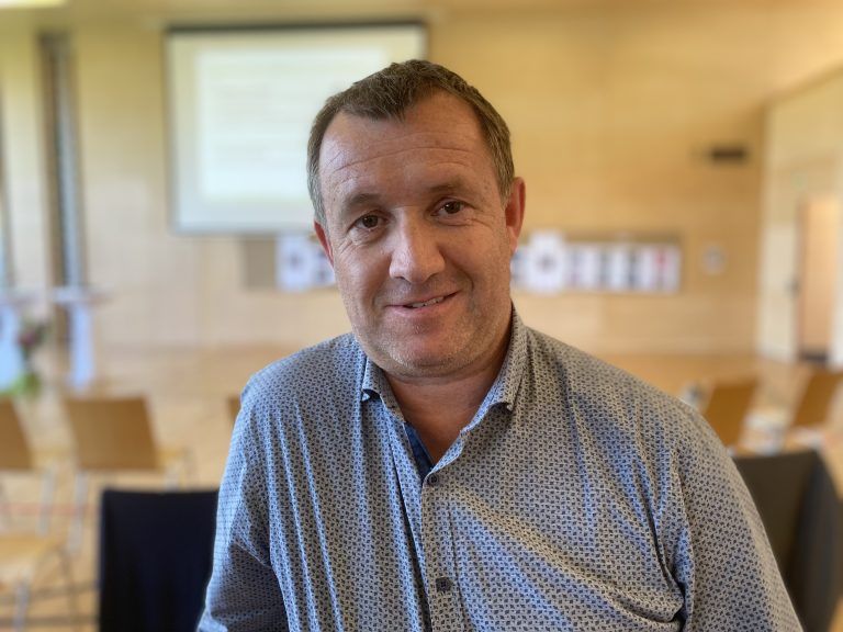 Thomas Lerch merkt, dass der Nahversorger mit Ende des Home Offices wieder weniger gefragt ist. <span class="copyright">VN/Rauch</span>