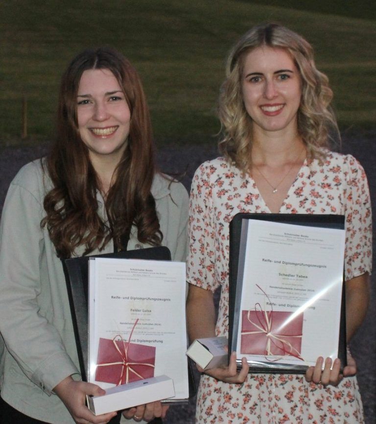 Sie waren die Musterschülerinnen mit "Ausgezeichneten": Luisa Felder (l.) und Tabea Schedler.