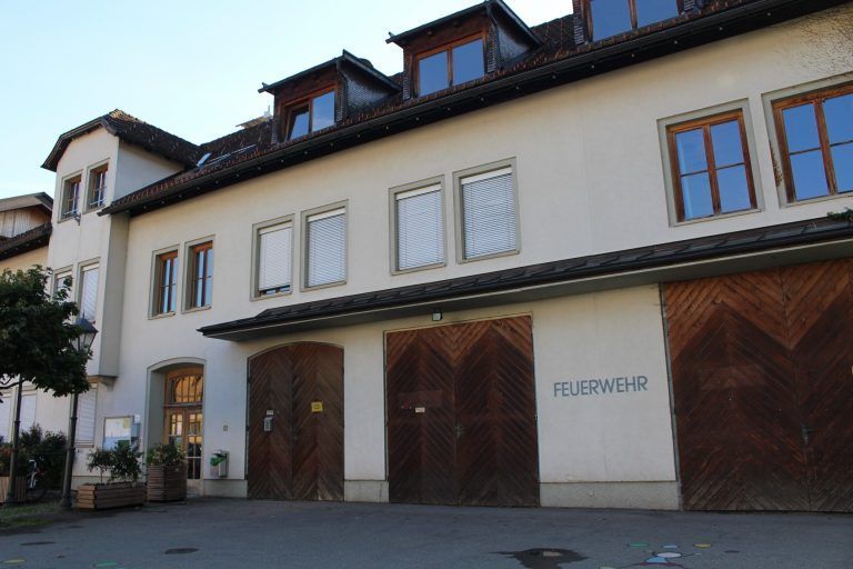 Das ehemalige Rathaus mit Gerätehaus der Feuerwehr weicht einem modernen Schul- und Kindergartenkomplex.