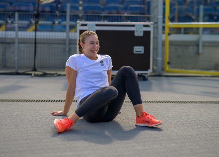 Letzte Lockerungsübungen einer sichtlich gutgelaunten Isabel Posch vor ihrem Einsatz bei den Europaspielen in der 4-x-100-m-Sprintstaffel. 