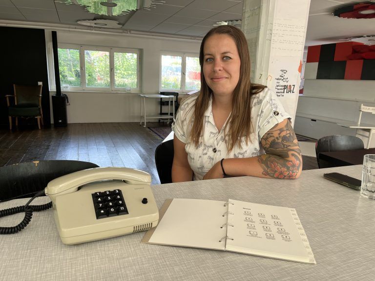 Sarah Hämmerle aus Lustenau mit ihrem Dialekt-Telefon. VN/PLESCH (3)