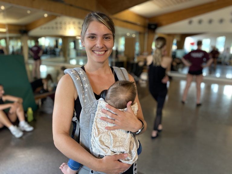 Roberta Filippini, die engagierte Cheftrainerin der „Elements of Dance“, probt mit der Gruppe für die Aufführung. Mit dabei ist Töchterchen Ambra.<span class="copyright"> VN/Haller</span>