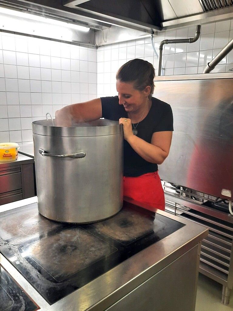 80 Mahlzeiten werden pro Tag zubereitet.