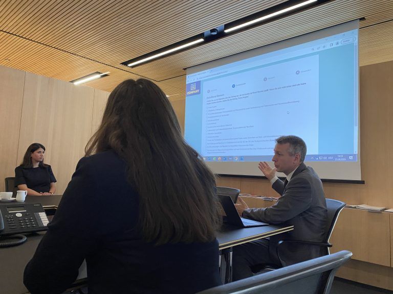 Die TWP Anwaltskanzlei entwickelte ein Angebot, um den Anforderungen gerecht zu werden. Hier bei einer Präsentation, was eine solche Lösung alles können sollte.<span class="copyright"> VN/Rauch</span>