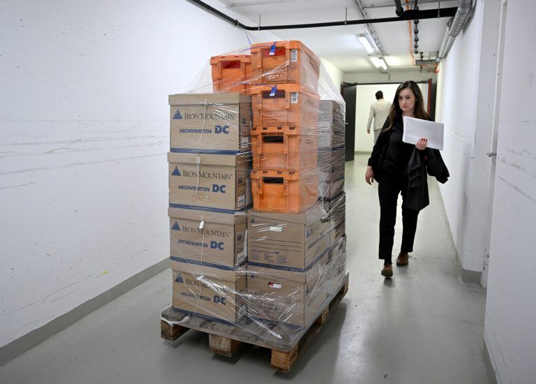Bei der Mitgliederbefragung waren die analogen Stimmzettel – unter Aufsicht der damaligen Leiterin der Wahlkommission Michaela Grubesa – zwar auch mit Plastikfolie umwickelt, aber zumindest zusätzlich versiegelt. <span class="copyright">APA/Roland Schlager</span>