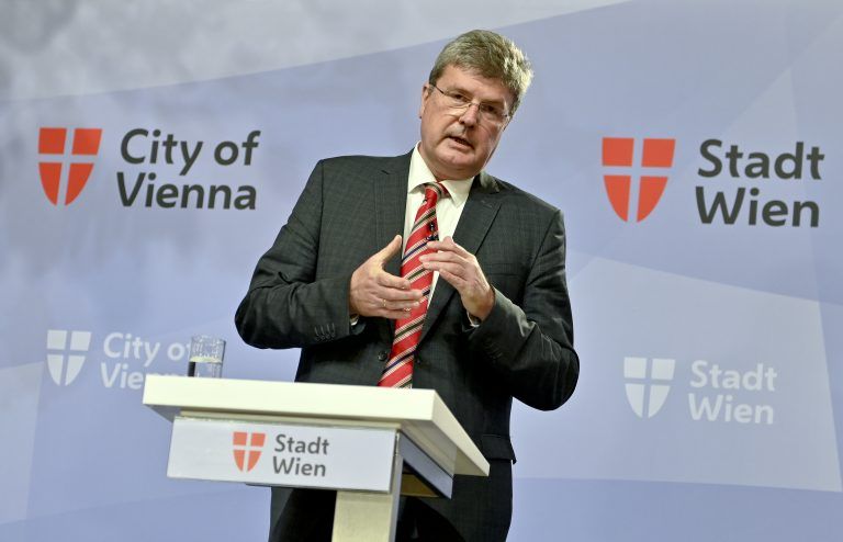 ABD0045_20211005 – WIEN – STERREICH: Geschftsfhrer Peter Biwald (KDZ – Zentrum fr Verwaltungsforschung) am Dienstag, 5. Oktober 2021, im Rahmen der Pressekonferenz “Aktuelles zu Steuerreform-Plne des Bundes und die Auswirkungen auf Wien und die sterreichischen Stdte” im Wiener Rathaus. – FOTO: APA/HERBERT NEUBAUER