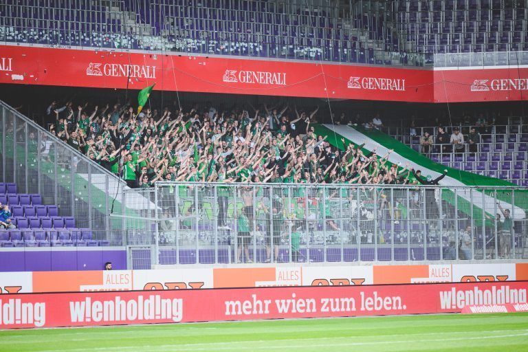 Hunderte Fans von Austria Lustenau pilgerten nach Wien, um ihre Mannschaft bei Austria Wien zu unterstützen. Trotz 0:5-Niederlage im Match um Europa feierten die grün-weißen Anhänger ihr Team nach Spielende.apa