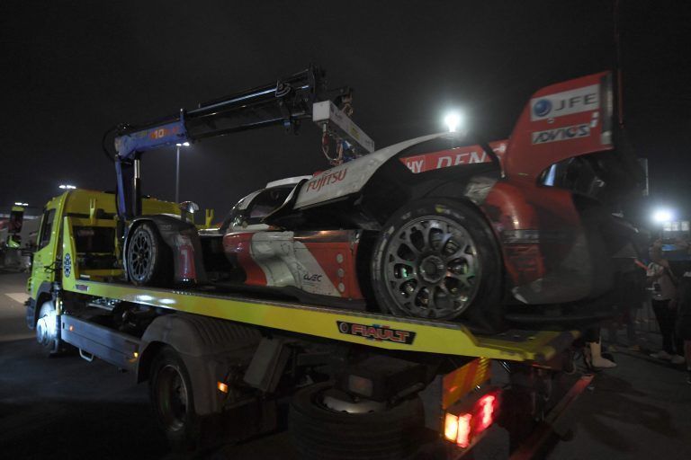 Der Toyota wird zur Reparatur in die Box gebracht. <span class="copyright">ap</span>