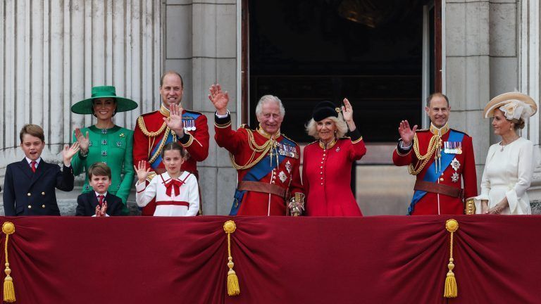 Sichtlich gerührt: König Charles III. winkt gemeinsam mit mit anderen Mitgliedern der Royal Family der jubelnden Menge zu.