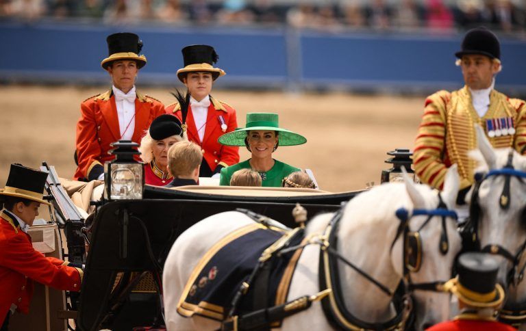 Queen Camilla sowie Prinzessin Kate mit ihren drei Kindern folgten in der Kutsche.