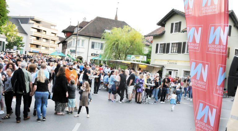 Die Brücke über den Dorfbach als Festplatz.