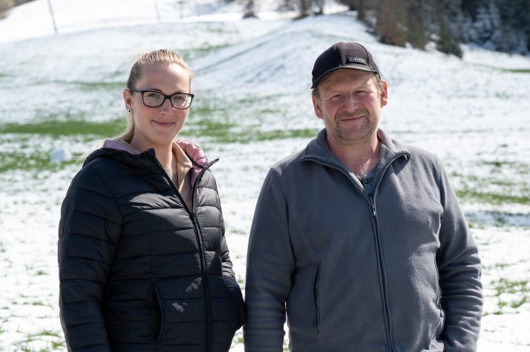 Lothar Gmeiner und seine Stieftochter Rosalie. Die junge Frau könnte sich vorstellen, einen Skibetrieb in Alberschwende zu managen. <span class="copyright">VN/Serra</span>