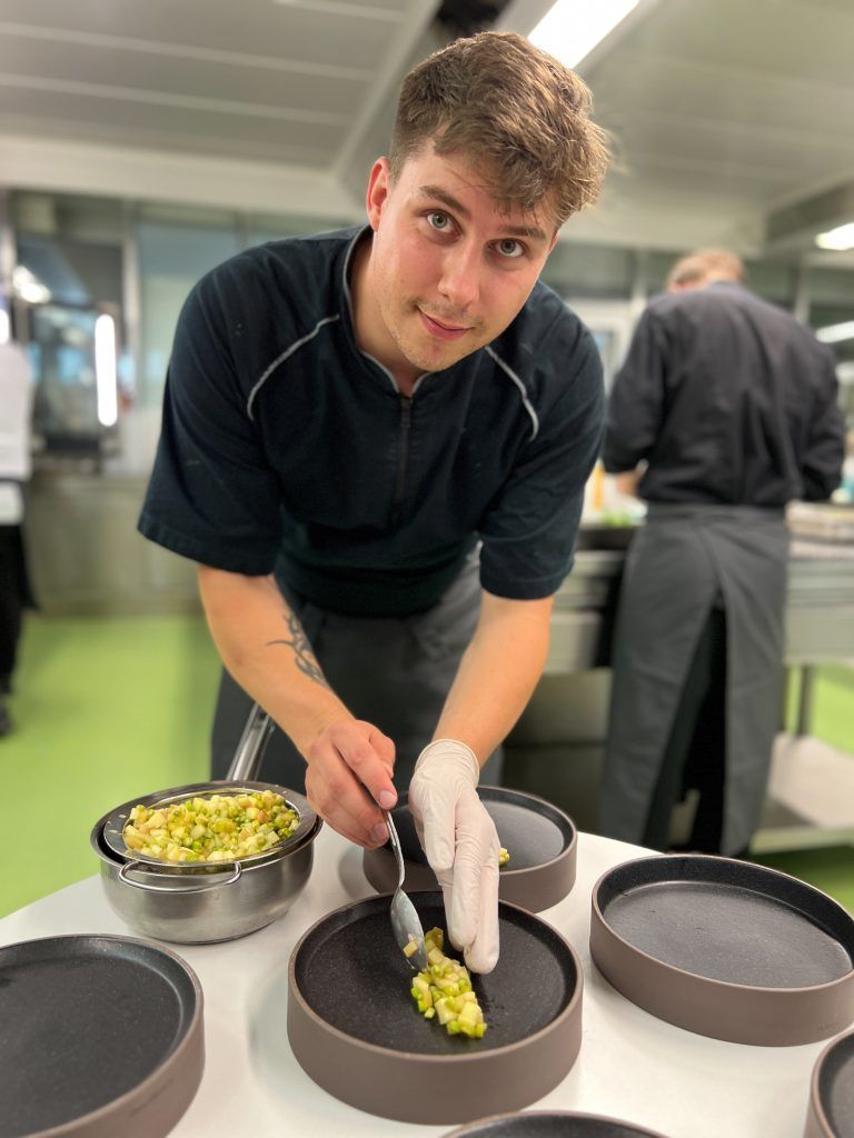 Nicklas Bayer bereitete einen Apfel-Rhabarber-Spargel-Salat zu.