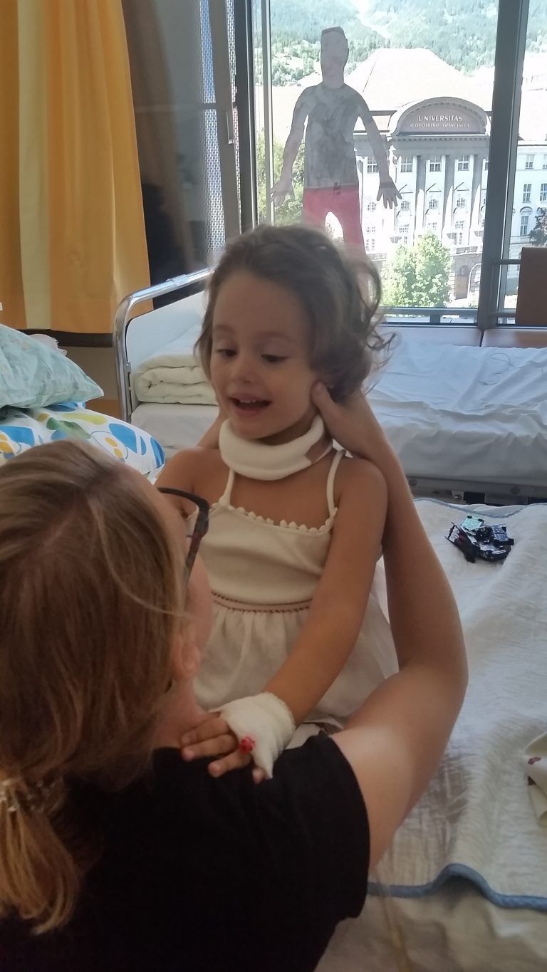Aurora wenige Tage nach dem folgenschweren Unfall im Krankenhaus im Kosovo. Den Lebensmut hat sie nie verloren. <span class="copyright">Klokoqi</span>