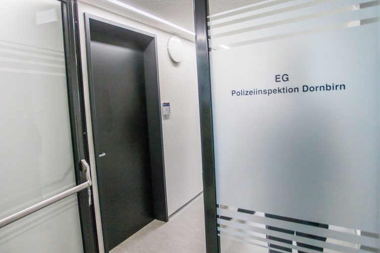 Der Ladenchef brachte den Täter persönlich bei der Polizeiinspektion Dornbirn vorbei. <span class="copyright">Symbolbild/Steurer</span>