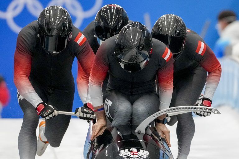 Benjamin Maier, Sascha Stepan, Markus Sammer und Kristian Huber bei den Olympischen Spielen in Peking. <span class="copyright">ap</span>