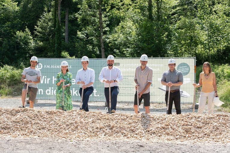 Philipp Wiltschi (v.l.), zukünftiger Betriebsleiter des Biomasseheizkraftwerks, Stadträtin Karin Feurstein-Pichler, Vizebürgermeister Julian Fässler,  Tobias Forer-Pernthaler, Vorstand von F.M. Hämmerle, Hanno Schluge, Holzbau &amp; Planung, Martin Teufl, Apotec GmbH und Stadträtin Juliane Alton, Stadträtin Dornbirn.