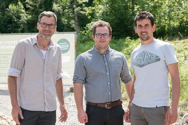 Hanno Schluge (v.l.), Holzbau &amp; Planung, Martin Teufl, Apotec GmbH, und Philipp Wiltschi, zukünftiger Betriebsleiter des Biomasseheizkraftwerks.