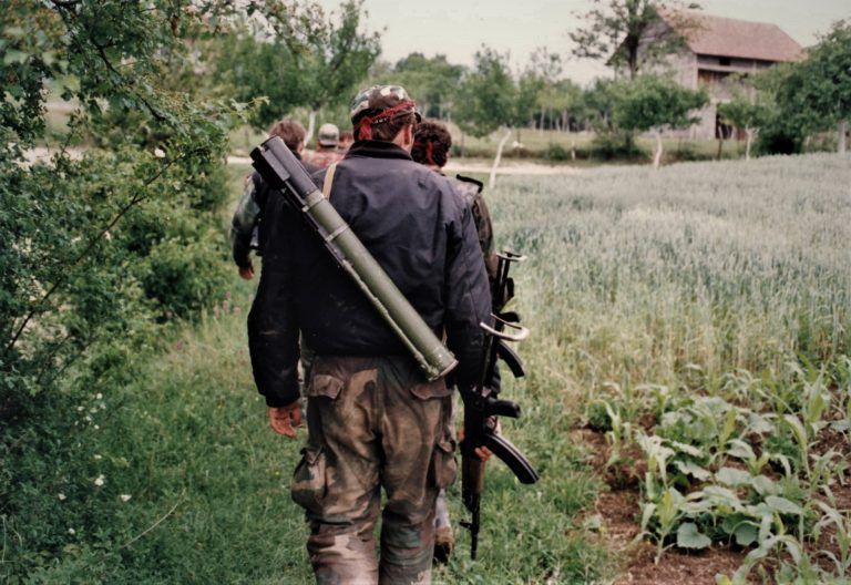 Soldaten der ABiH (Armee von Bosnien-Herzegowina 1992 – 1995) patrouillieren durch Dörfer in Zentralbosnien.<strong> </strong> <span class="copyright">HR<em>J</em> </span>