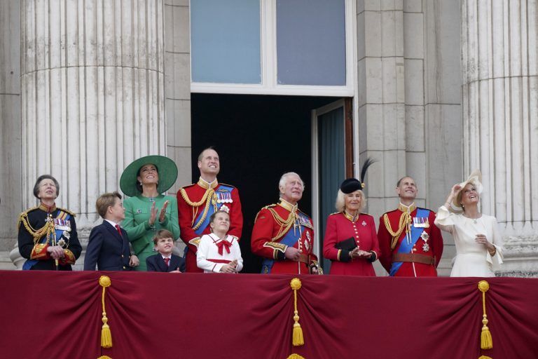 Die Royals verfolgten das Flugspektakel vom Balkon aus.
