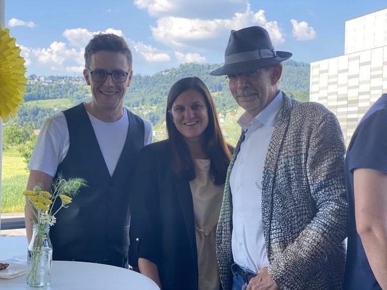 Geschäftsführer Georg Burtscher genoss die Feierlichkeit mit Claudia Nessler und Herausgeber Eugen A. Russ. VN/Pem