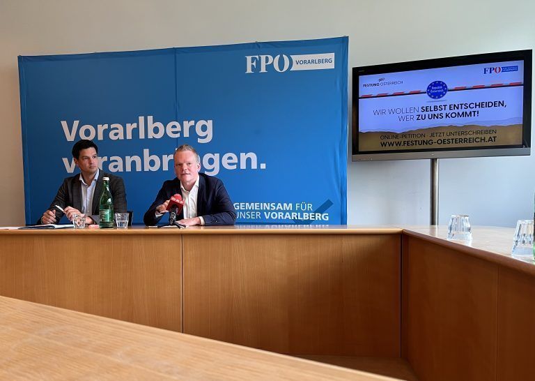 Hannes Amesbauer und Christof Bitschi luden zur Pressekonferenz.<span class="copyright"> VN/Plesch</span>