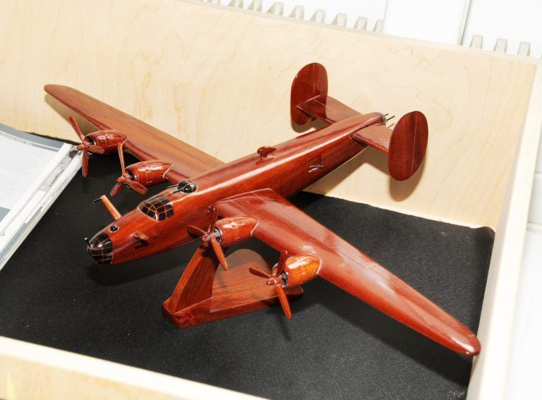 Ein Modell des B-24 Bombers in der Kulturgütersammlung Höchst.