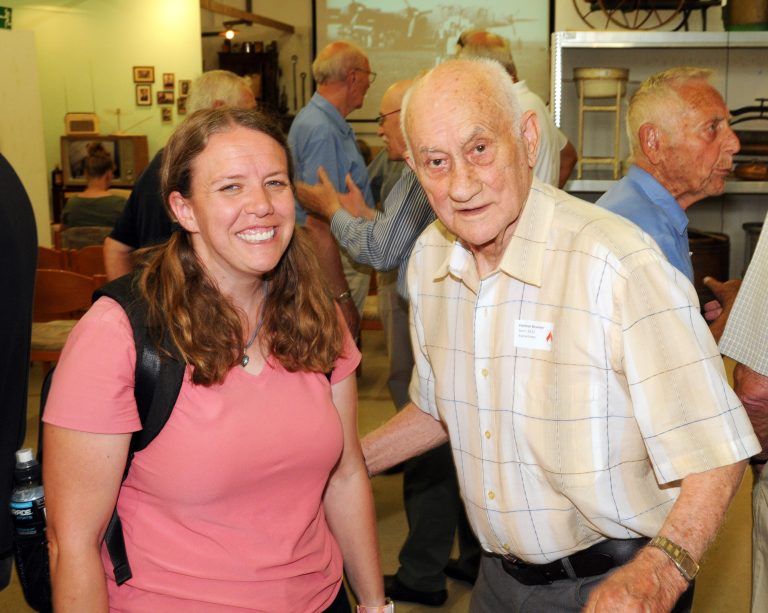 Helmut Brunner (91) im Gespräch mit einer Enkelin von Leo Carlton.