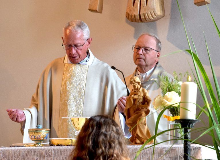Joe Egle und Bischof Benno Elbs.