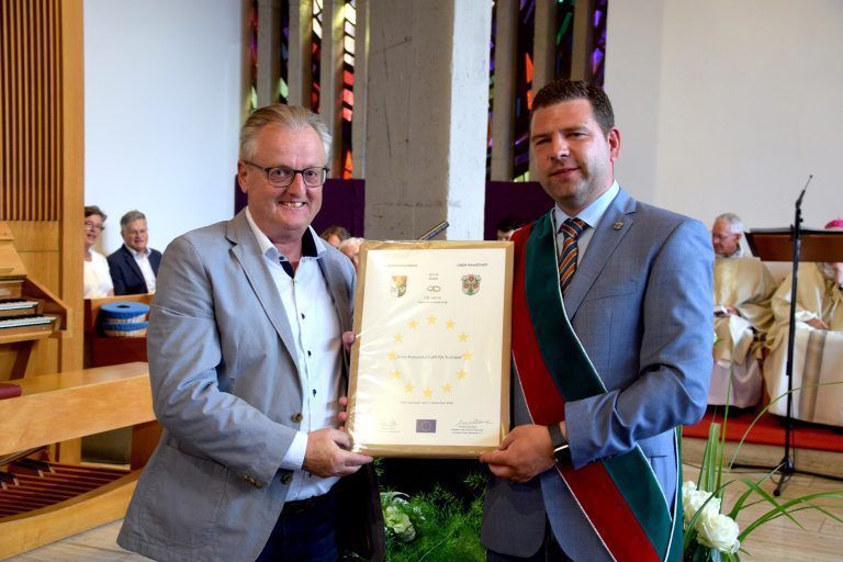 Zwei Bürgermeister: Martin Vallaster (Bartholomäberg) und Tobias Silbereis (Ober-Ramstadt) mit einer Urkunde anlässlich der seit zehn Jahren bestehenden Verschwisterung.
