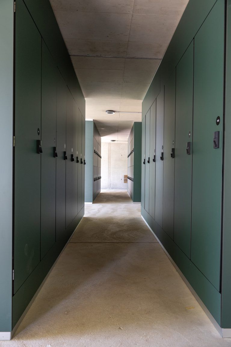 „Zwischen den Kästchen musst du mit Stirnlampen oder Taschenlampen arbeiten", kommentiert die Hörbranzerin das fehlende Licht in den Quergängen. <span class="copyright">VN/Rhomberg</span>