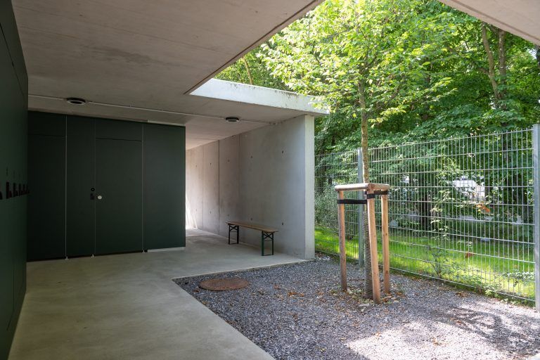 Die Bierbänke sollen nur eine Zwischenlösung sein: "Die Architektenlösung ist in Arbeit“, versichert Betriebsleiter Alexander Fritz.