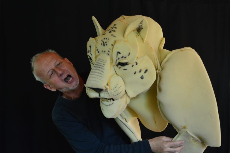 Der Tiger zum Buch „Und der Dschungel steht Kopf“ ist on tour in einem Hotelzimmer entstanden. Er ist aus Schaumstoff gefertigt. Stefan Karch (2)