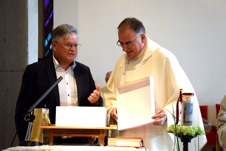 Michael Segato feierte seinen 60er. Münstertorte als Geschenk von Pfarrmoderator Hans Tinkhauser und der Pfarrgemeinde Gantschier.