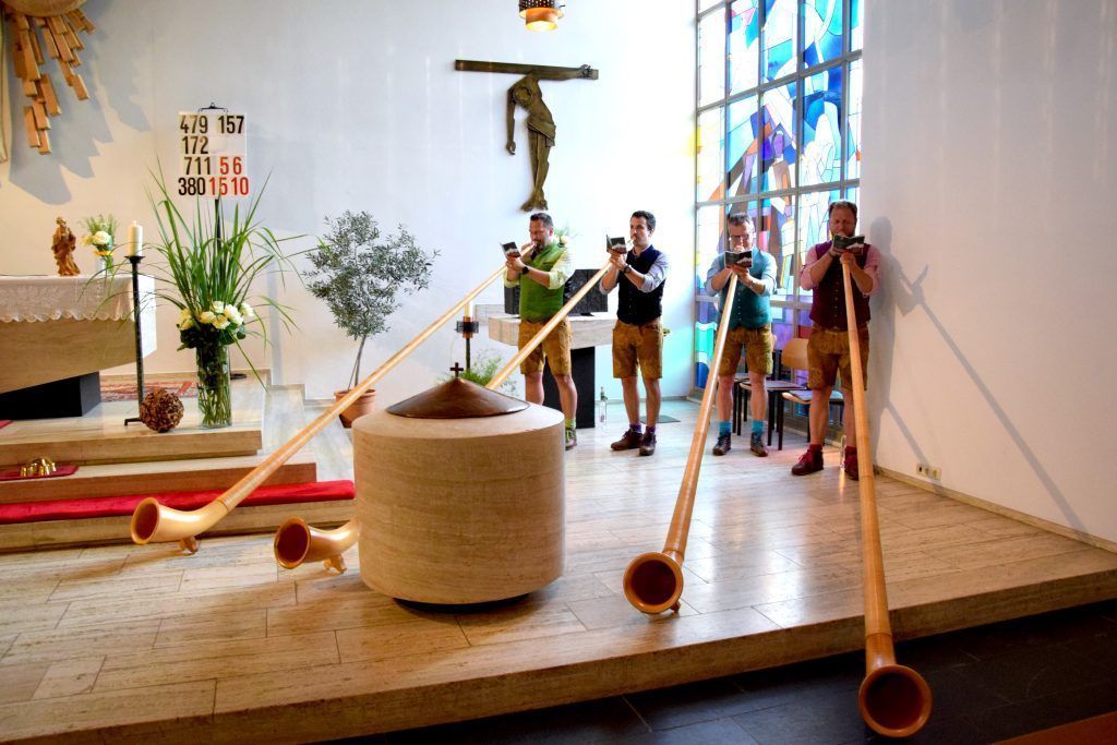 Große Jubiläen-Messe in kleinem Dorf