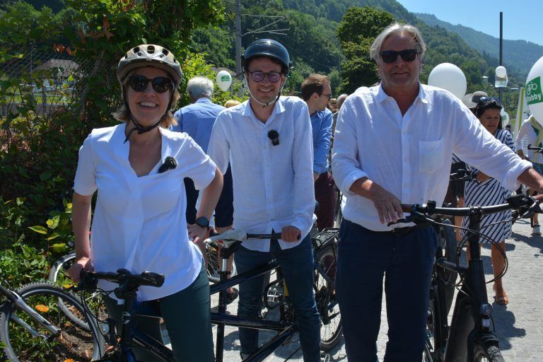 Klimaschutzministerin Leonore Gewessler radelte – erstmals mit einem Tandem – im Gleichklang mit LR Daniel Zadra die Pipeline entlang.