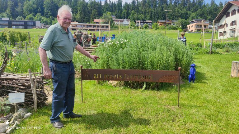 Schlosser Wilhelm präsentiert stolz seine Metallarbeit.