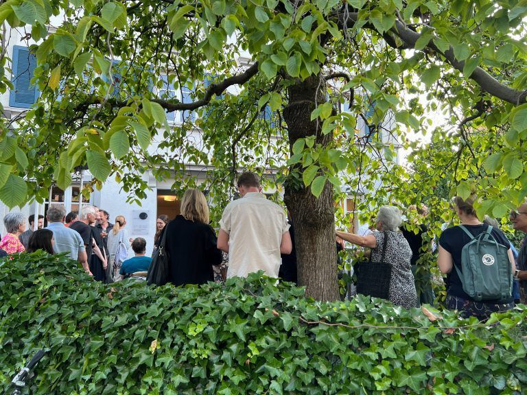 Die Vernissagerede fand im Grünen statt. 